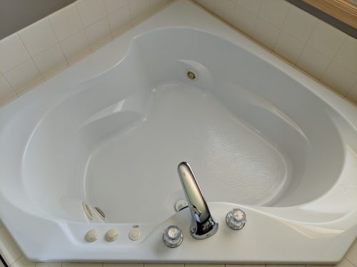 Two-person bathtub