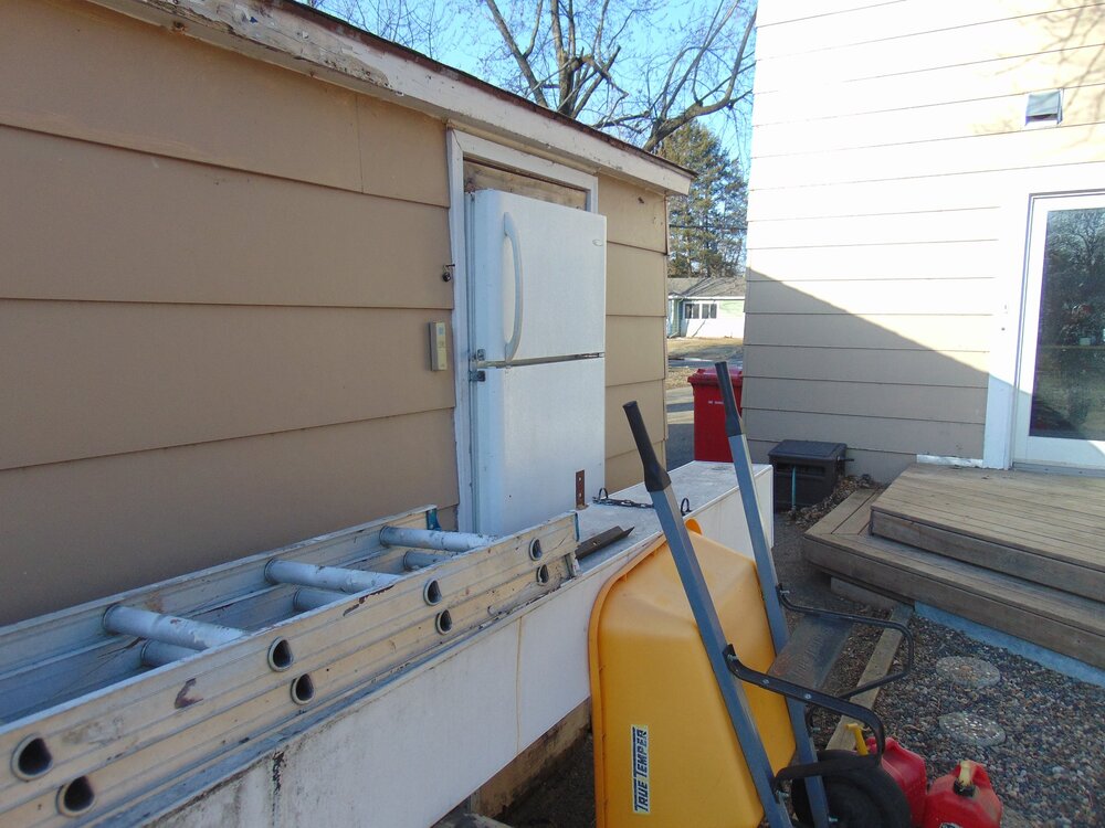 Who throws the best yard parties? This guy. Yep, that’s a fridge installed in the doorway of the garage.