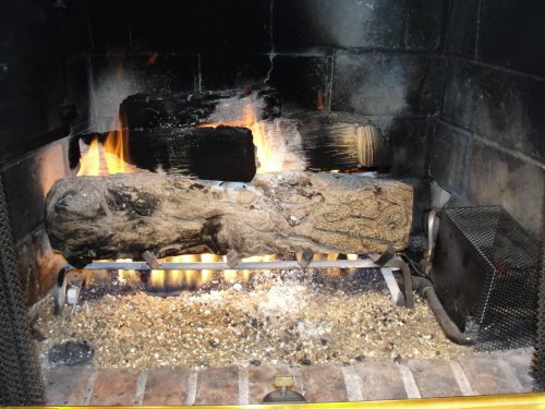 Gas log fireplace